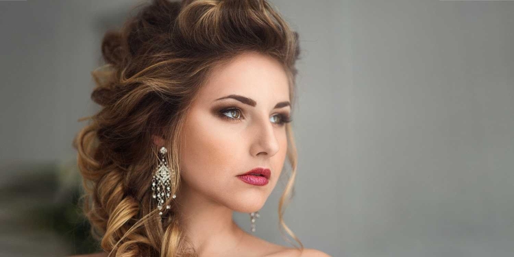 Локоны на бок на длинные волосы