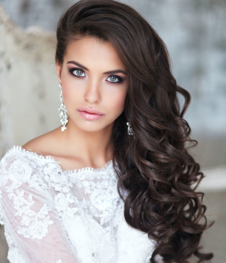 Локоны на бок с косичкой