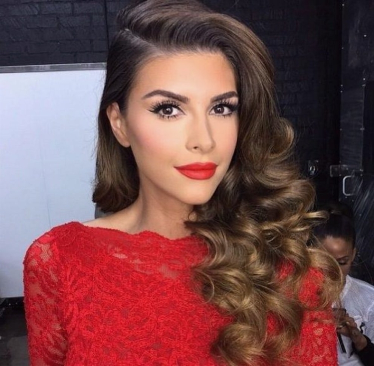 Прическа на бок