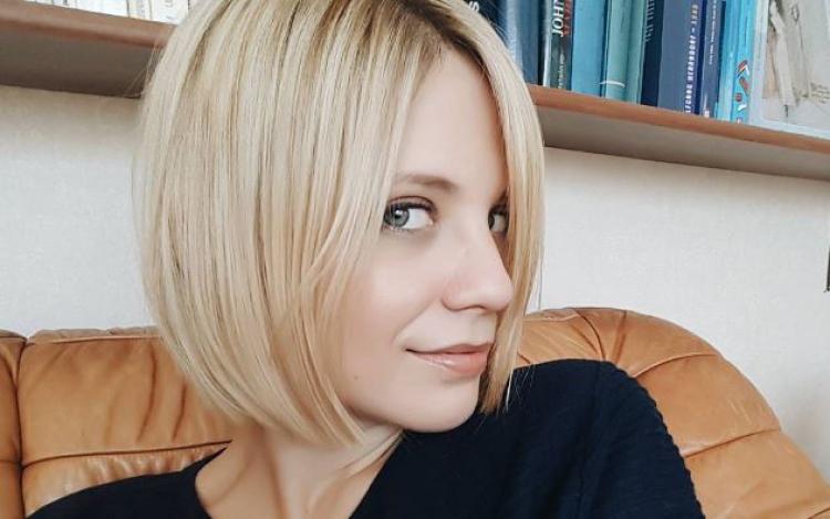 Удлиненное каре блондинки