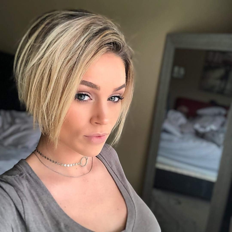 Каре прическа блондинка с короткой стрижкой