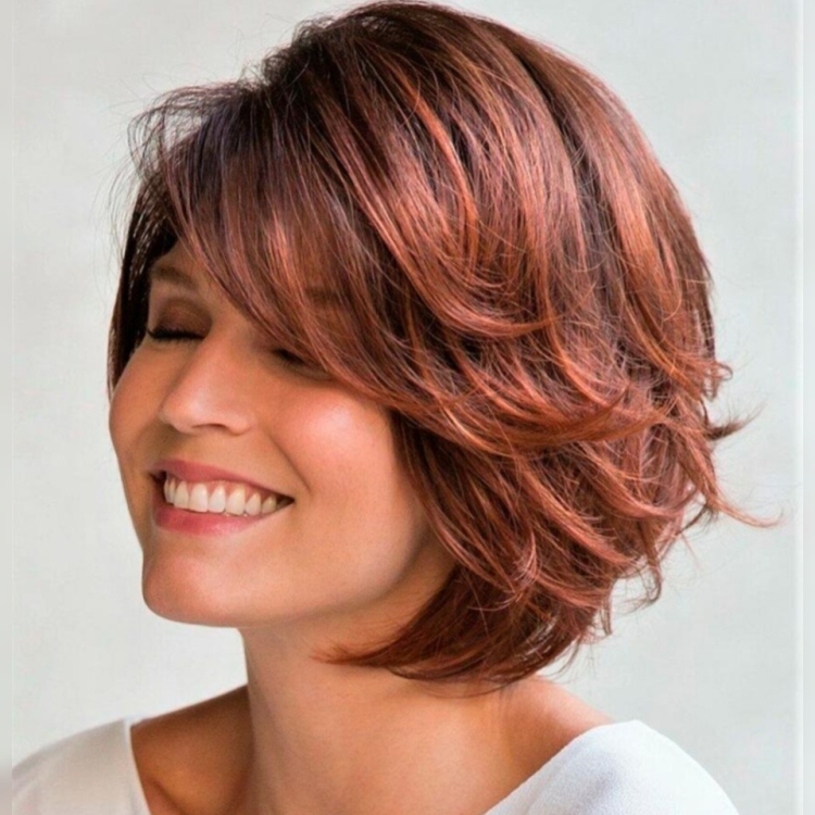 Стрижка Боб Каскад на средние волосы