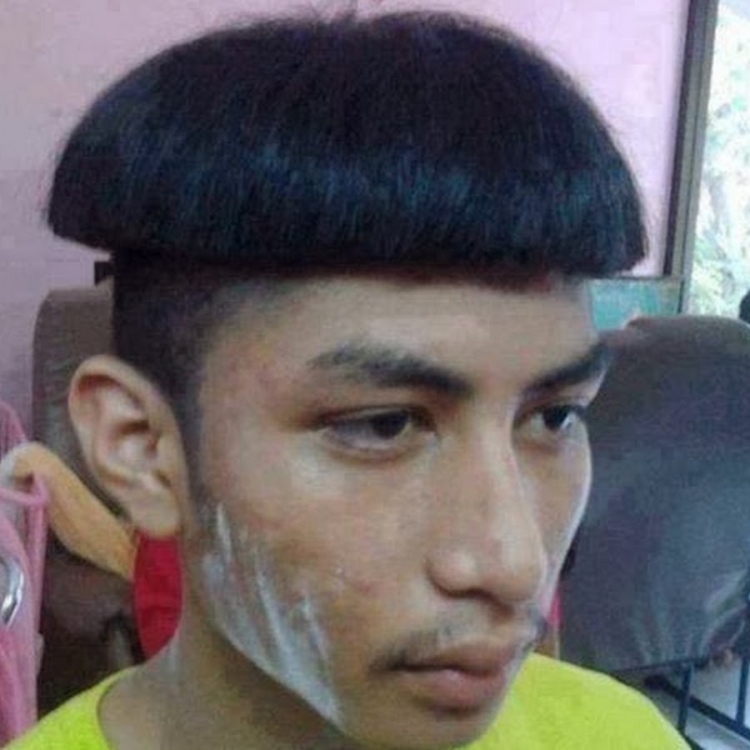 Прическа горшок уродская