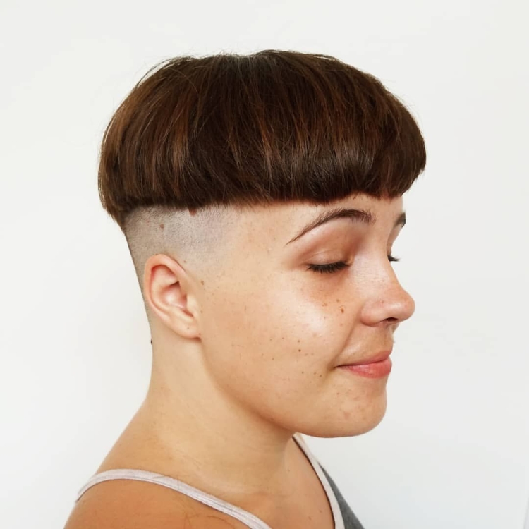 Стрижка горшок с бритым затылком