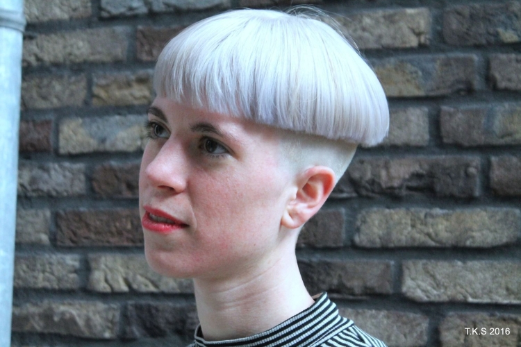 Стрижка под горшок женская современная