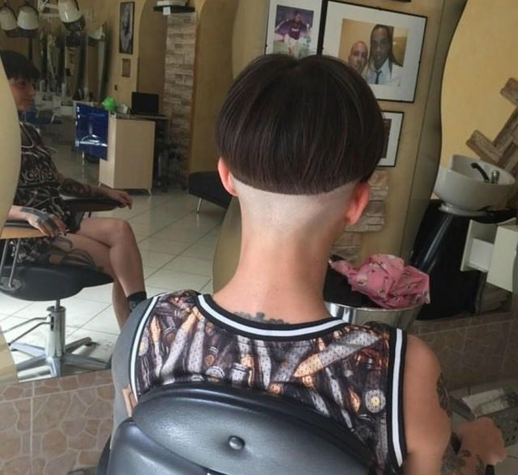 Bowl Cut стрижка женская показать парикмахеру