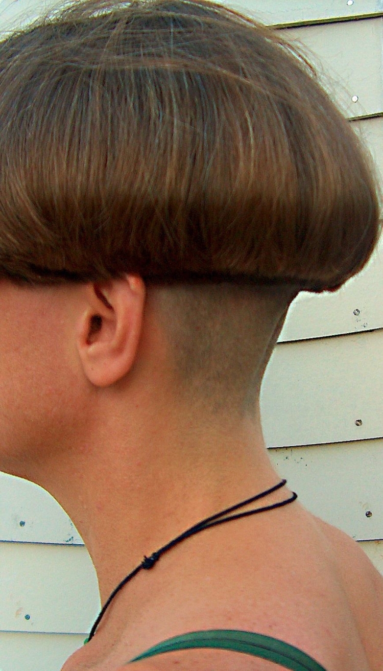 Прическа горшок затылок