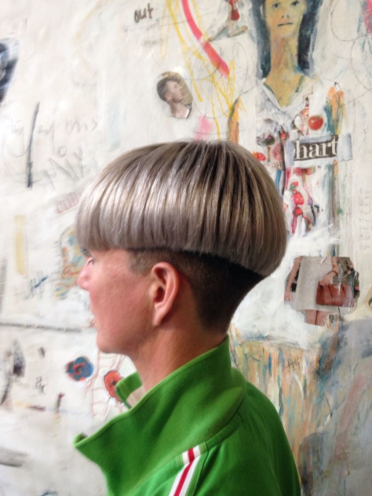 Стрижка под горшок женская вид сзади