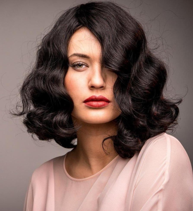 Каре на пышные волнистые волосы