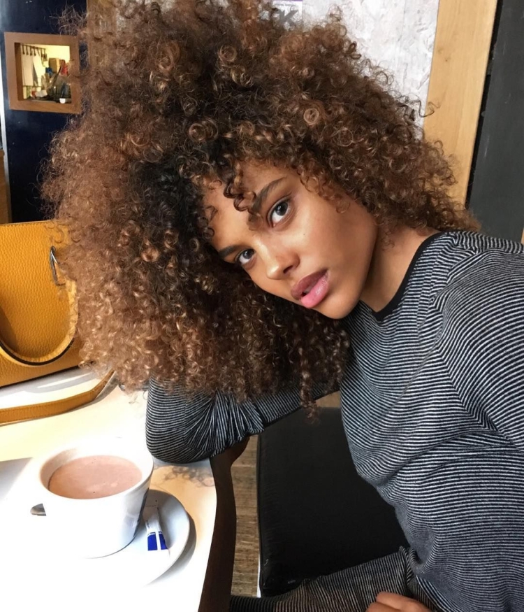 Тина Кунаки кудрявая