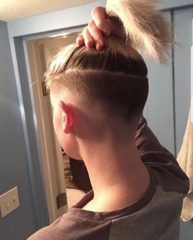 Причёска с выбритыми висками и затылко