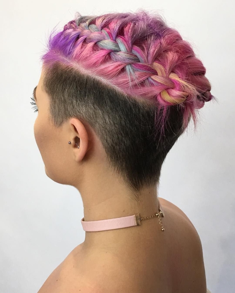 Вплетенные косички на короткие волосы