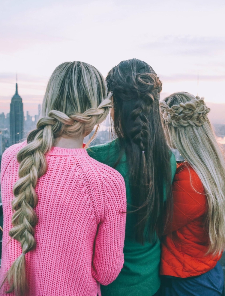 Три девушки со спины