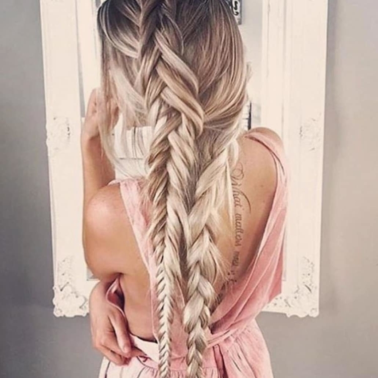 Коса на длинные волосы блонд