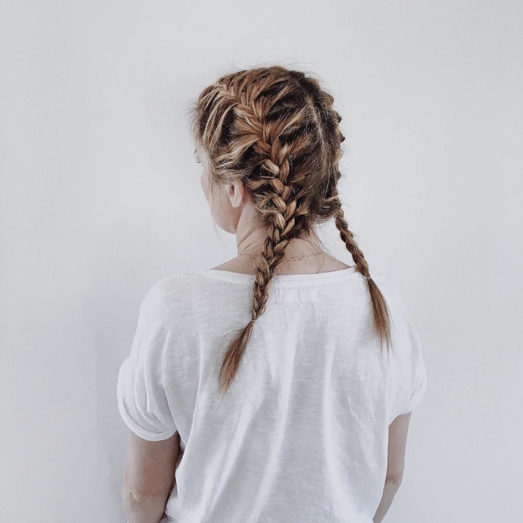 Растрёпанная коса причёска