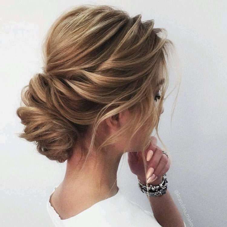 Небрежный пучок на средние волосы