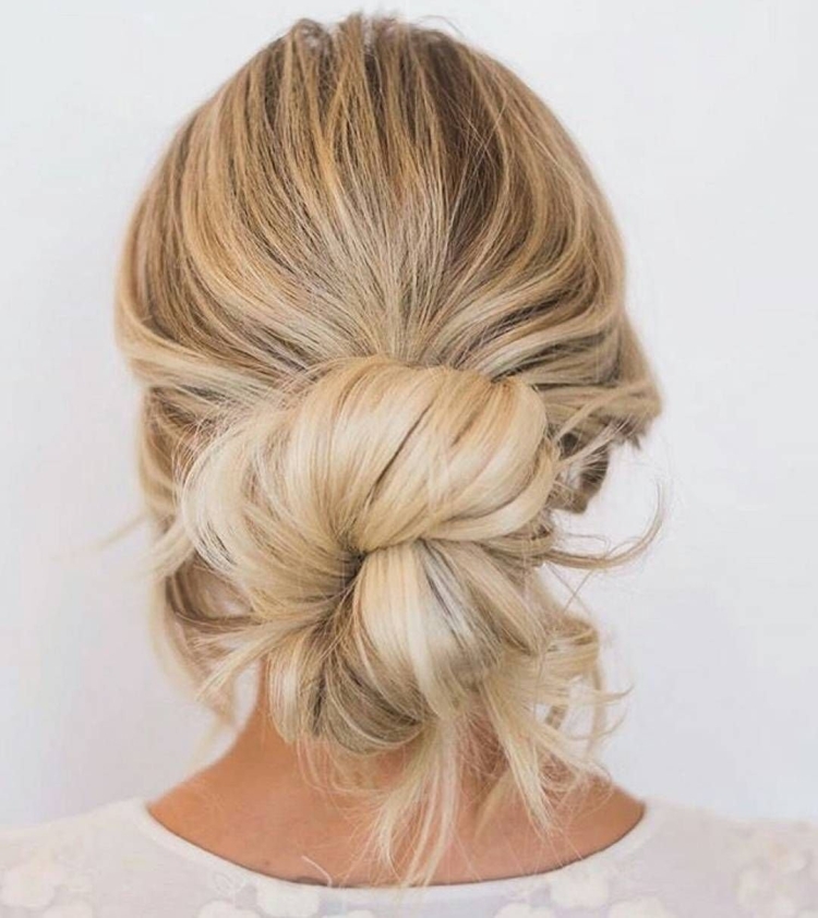 Прическа пучок Повседневная