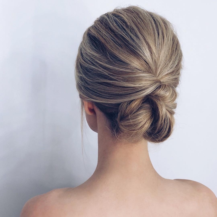 Прическа низкий пучок