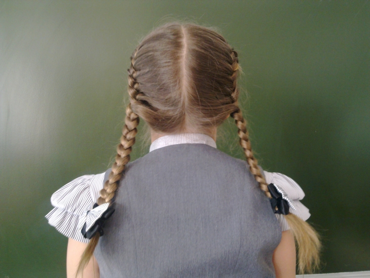 Прическа для школьницы на длинные волосы