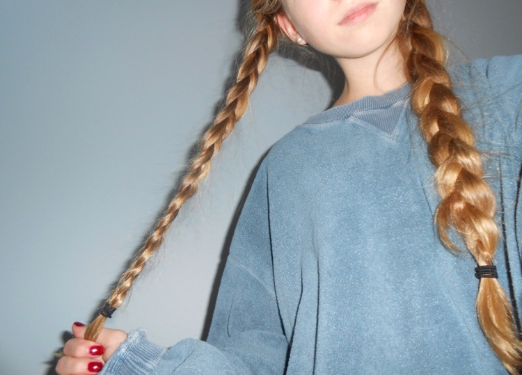 Девушка с двумя косичками