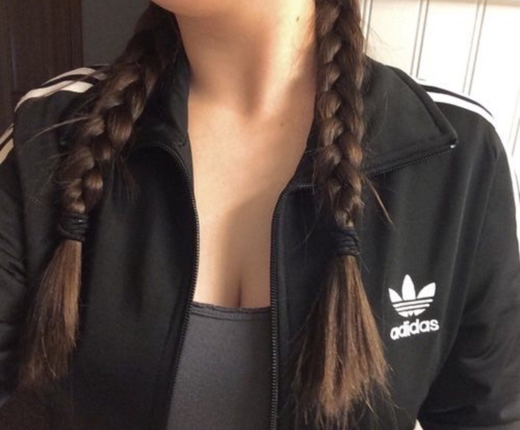 Девушка с косичками селфи