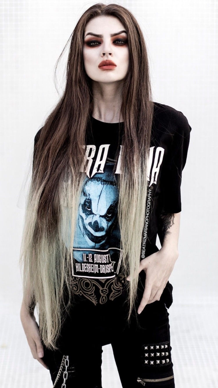 Девушка металлистка