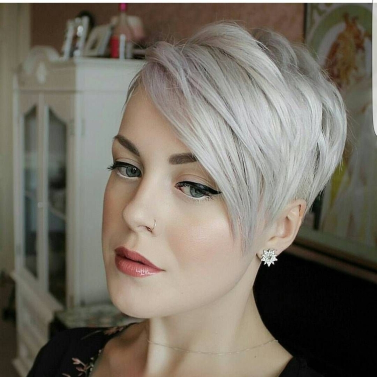 Боб-Пикси с асимметрией стрижка