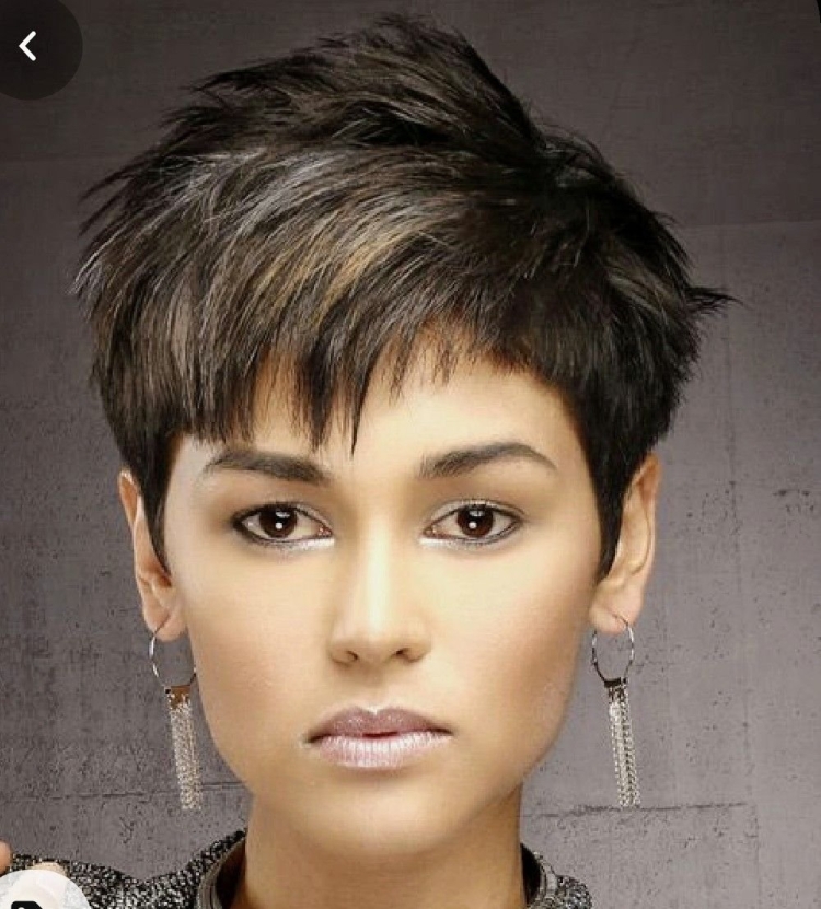 Короткие стрижки с ассиметричной челкой