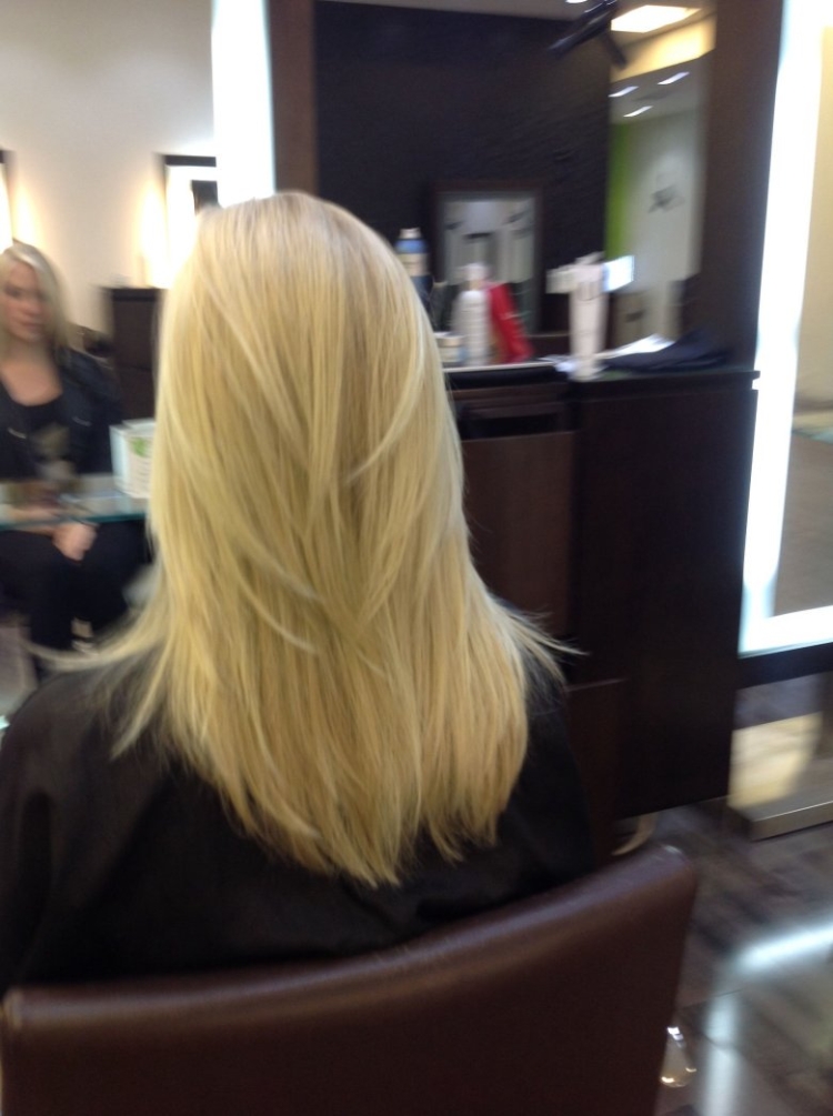 Стрижка лесенка на средние волосы вид сзади