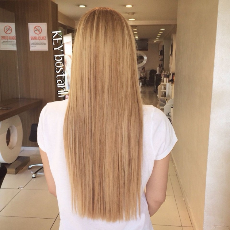 Прямые светлые волосы