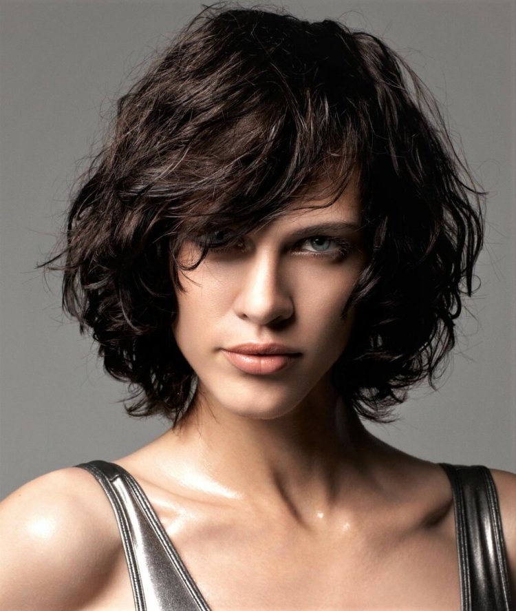 Стрижка Боб Каскад на средний волнистый волос