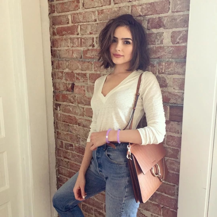 Девушка с каре селфи