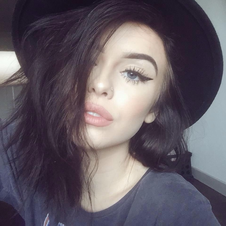 Acacia Brinley черные волосы