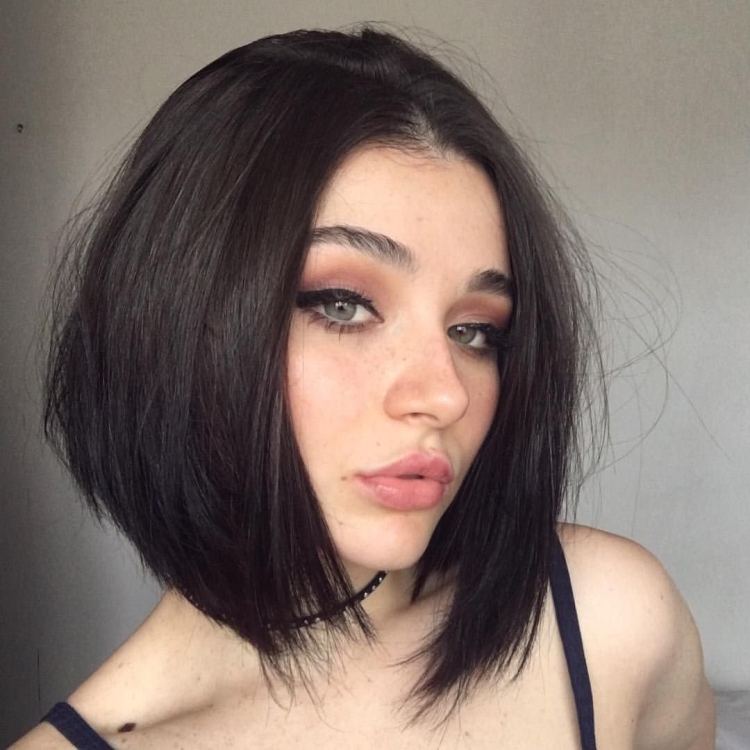 Миа Алвес с каре