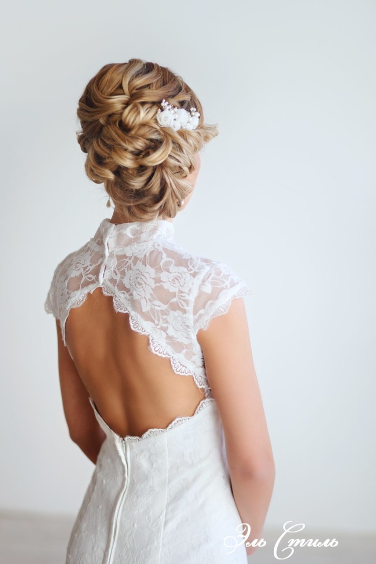 Прическа под платье с открытой спиной