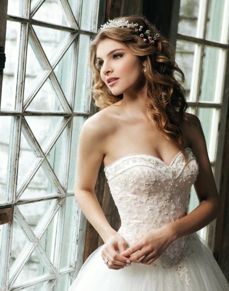 Свадебные прически к платью с открытыми плечами