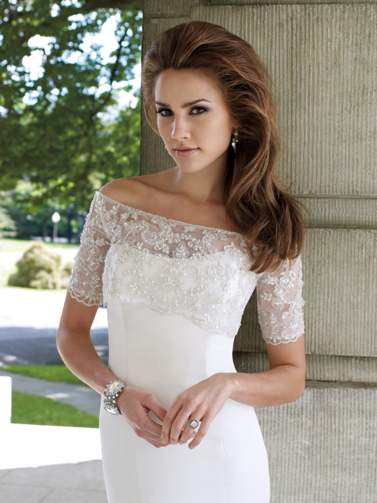 Прическа к платью с открытыми плечами