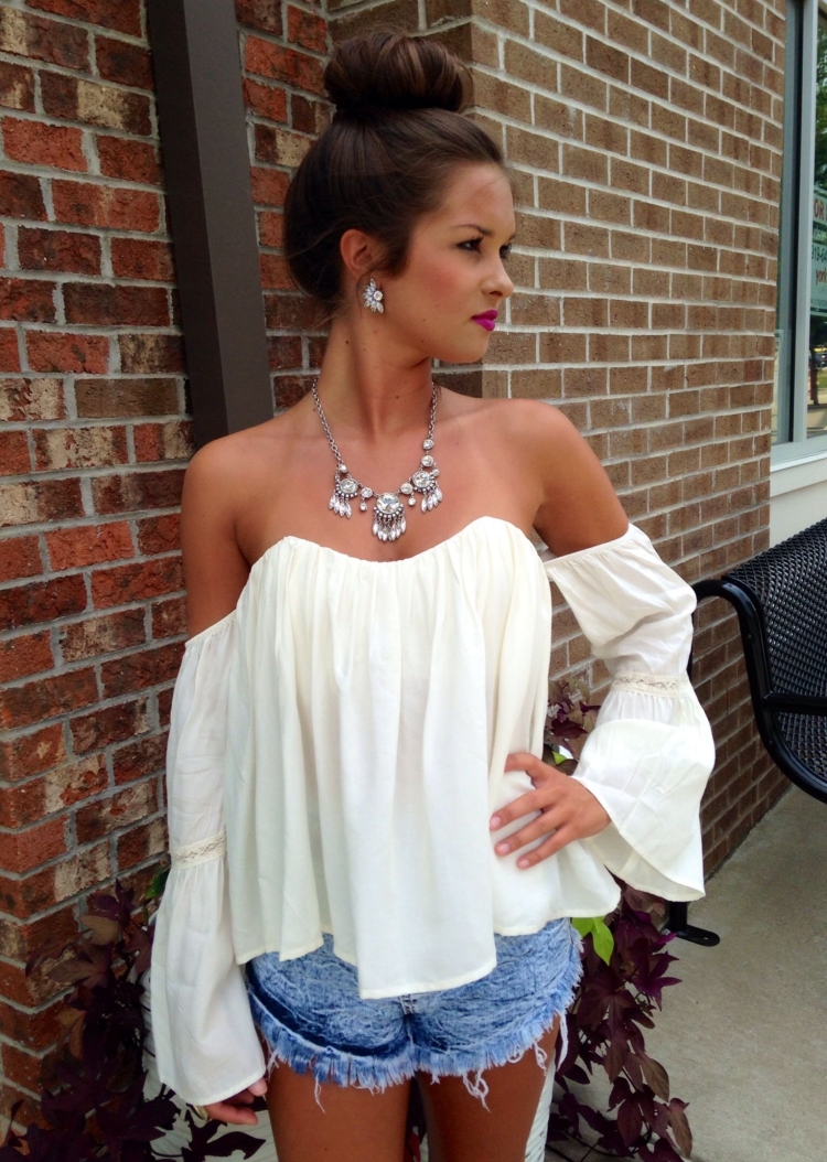 Причёски для платья летнего с открытыми плечами