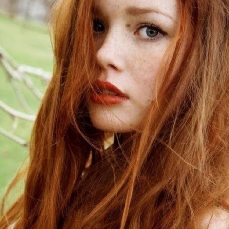 Лицо рыжей девушки