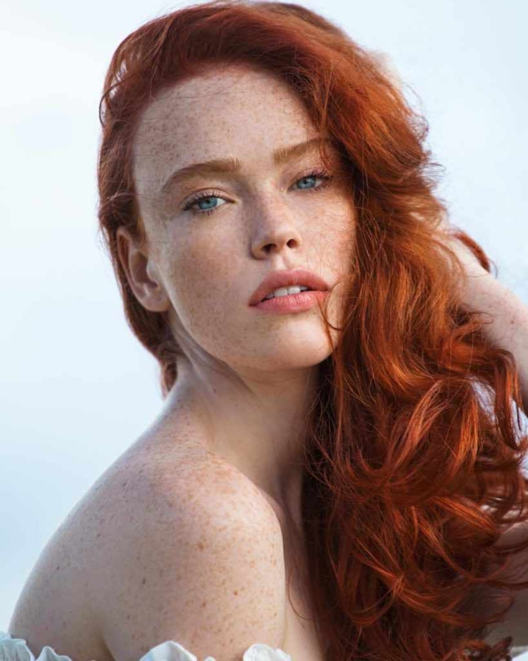 Рыжая девушка с кудрявыми волосами