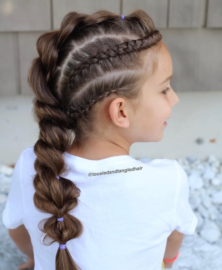 Девочка с косичками