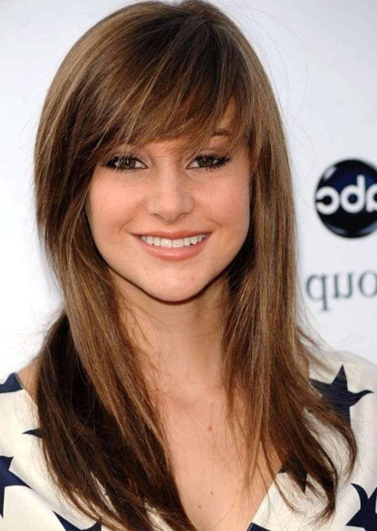 Темные волосы с рваной челкой