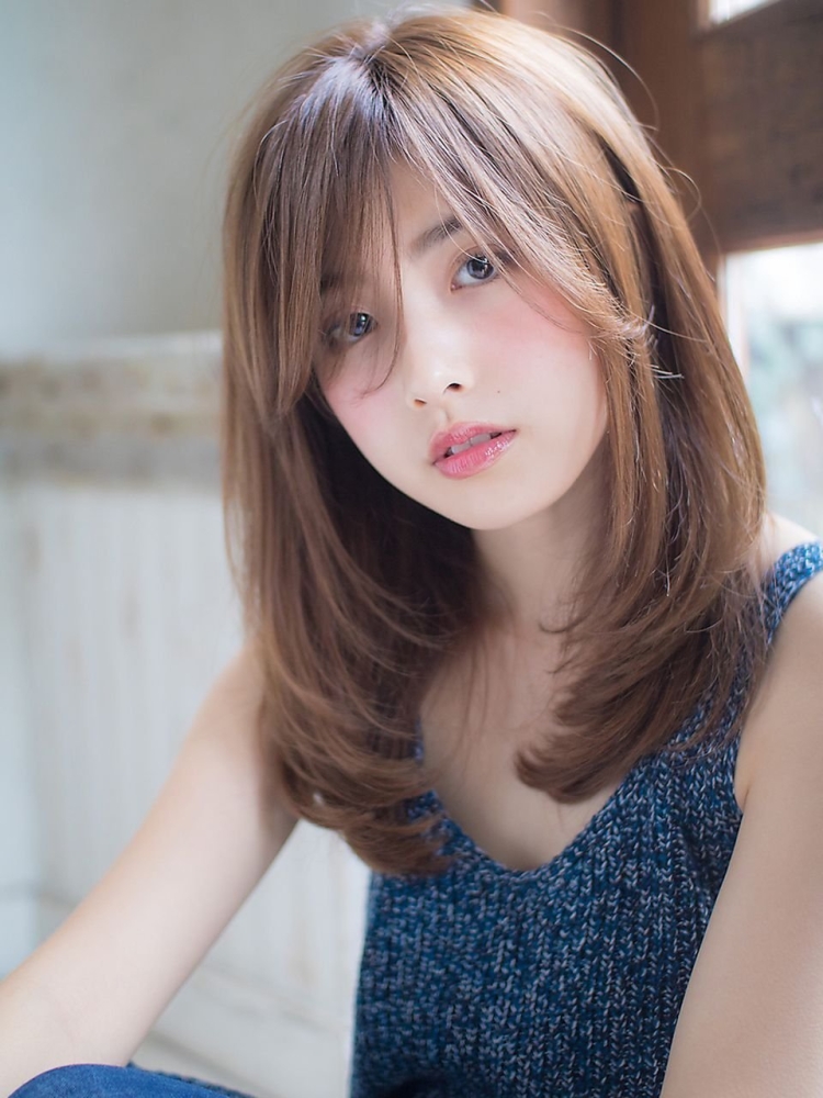 Стрижка с отросшей челкой на средние волосы