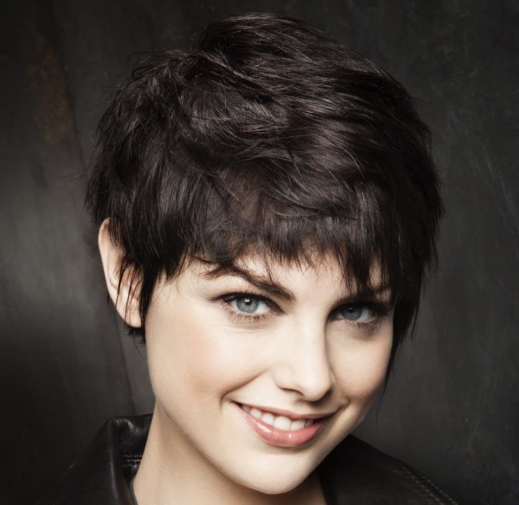 Стрижка Боб-Гарсон на короткие волосы с челкой