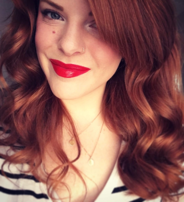 Милая девушка с красными губами