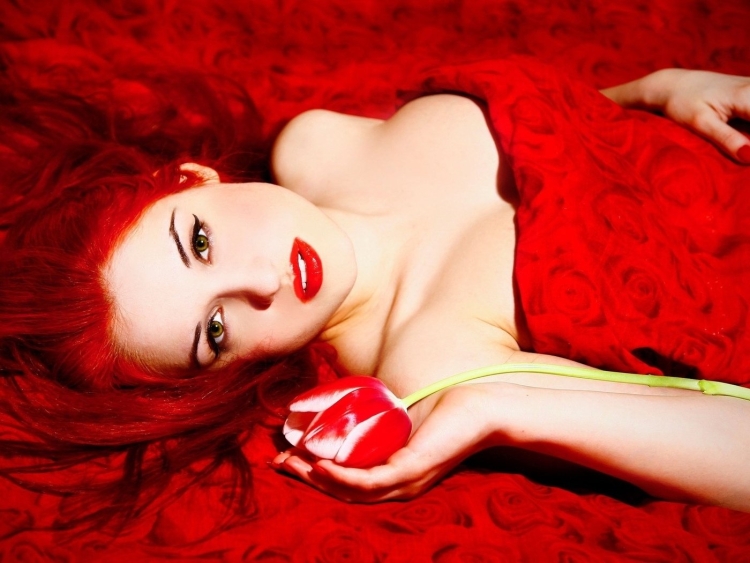 Girl in Red обложка альбома красный