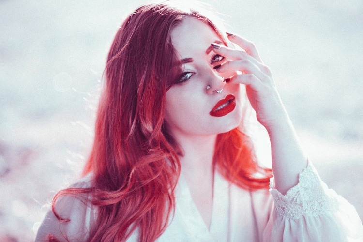 Красно белые волосы у девушек