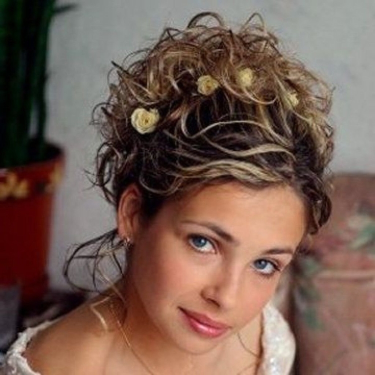 Причёска на свадьбу на средние кудрявые волосы