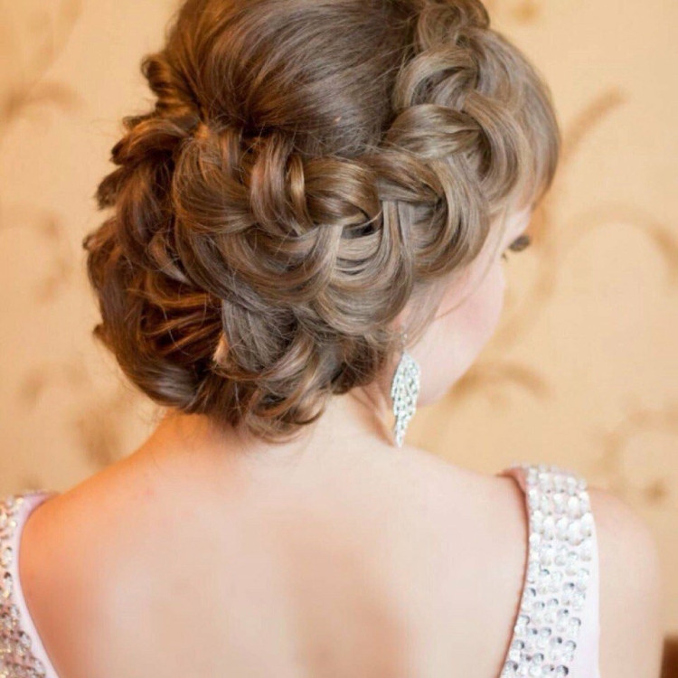 Прически с низким пучком и плетением