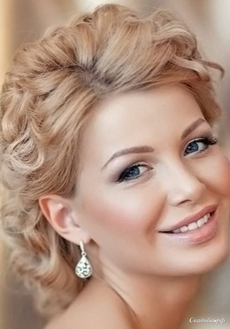 Прическа для мамы невесты на средние волосы